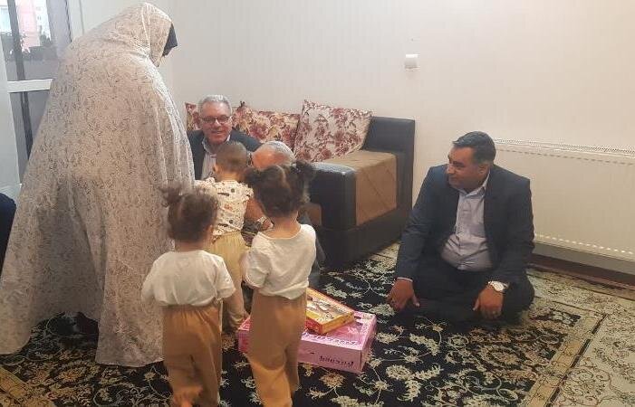 اصفهان| دیدار چهره به چهره فرماندار با خانواده‌های دارای فرزند چند قلو