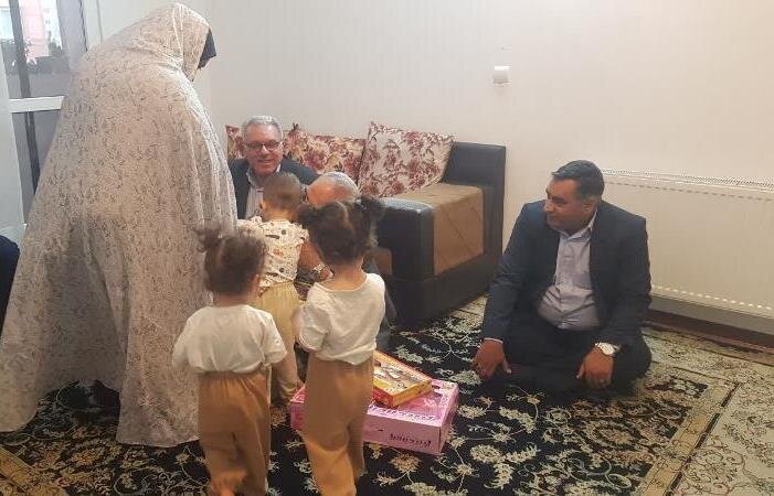اصفهان| دیدار چهره به چهره فرماندار با خانوادههای دارای فرزند چند قلو