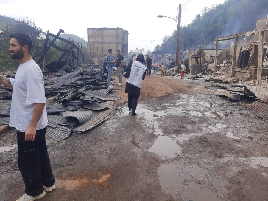 امدادرسانی و توزیع بسته های معیشتی توسط مددکاران بهزیستی به مددجویان آسیب دیده ی آتشسوزی در روستای امامزاده ابراهیم(ع) شفت