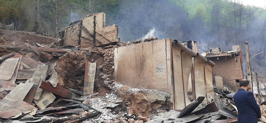 امدادرسانی و توزیع بسته های معیشتی توسط مددکاران بهزیستی به مددجویان آسیب دیده ی آتشسوزی در روستای امامزاده ابراهیم(ع) شفت