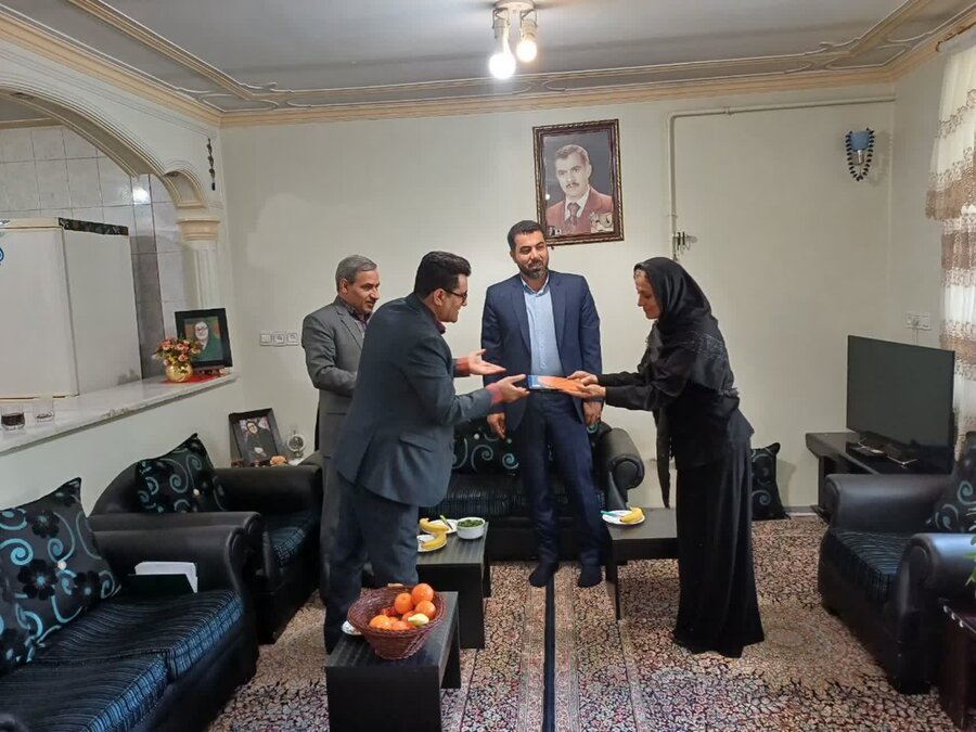 مدیرکل بهزیستی کردستان با همکار بازنشسته دیدار کرد