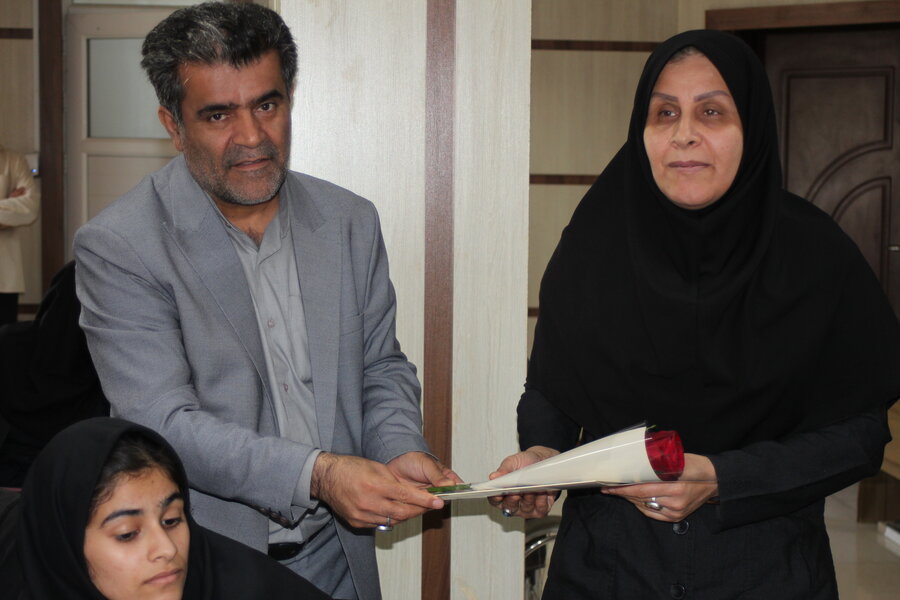 تقدیر از دختران نخبه و موفق بهزیستی خوزستان