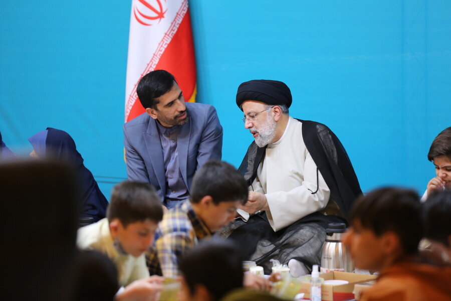 افطار رئیس جمهور در کنار ایتام افطار رئیس جمهور در کنار ایتام