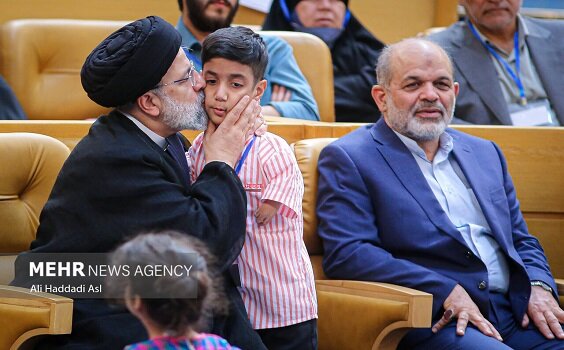 حضور رئیس جمهور در برنامه آغوش سیمرغ حضور رئیس جمهور در برنامه آغوش سیمرغ