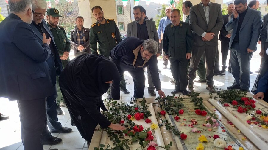 فیروزکوه | آیین عطر افشانی  و گلباران مزار مطهر شهدای شهرستان