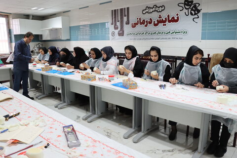 گزارش تصویری| برگزاری دوره آموزشی نمایش درمانی در بهزیستی استان