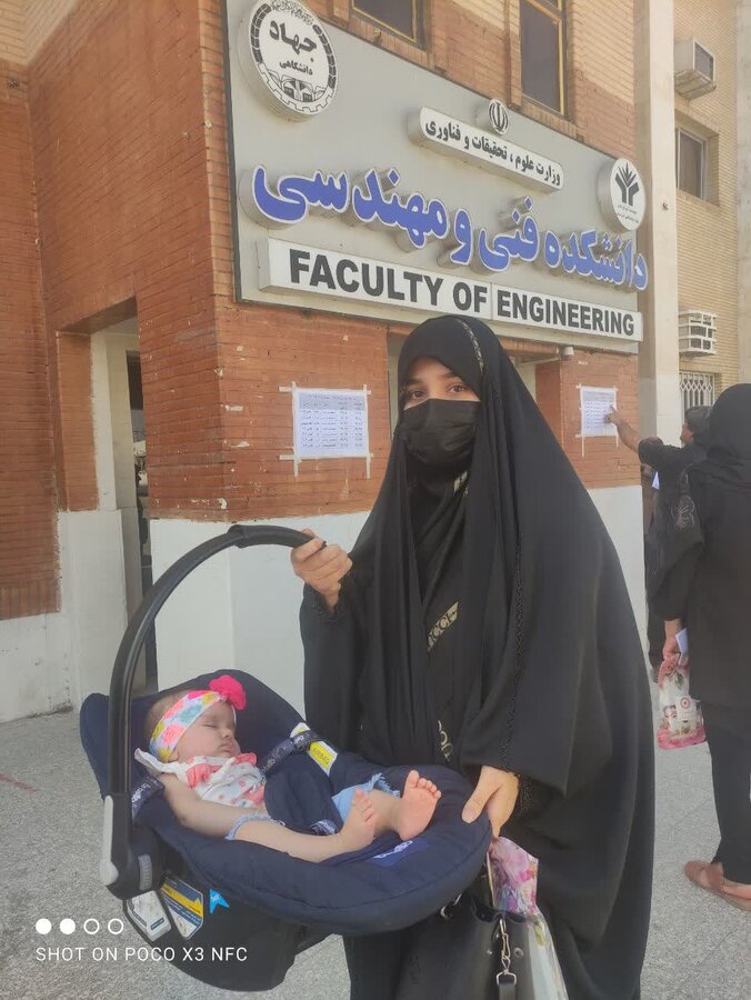 مادر معلول به همراه کودک شیرخوارش در آزمون
