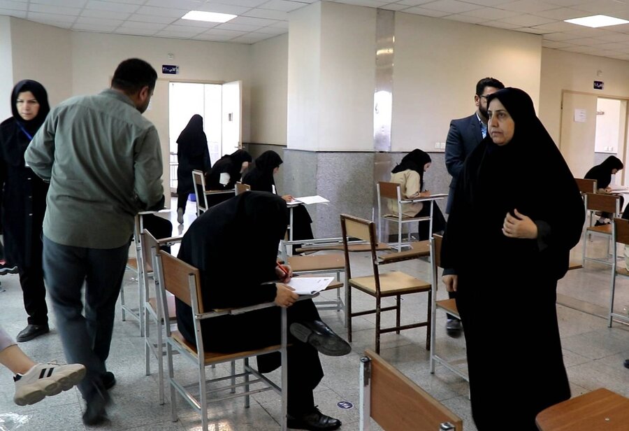 مدیرکل و معاونین بهزیستی آذربایجان غربی در کنار داوطلبان  استخدامی معلولان