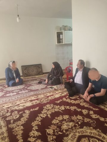 کرج | دیدار مدیر بهزیستی شهرستان کرج با خانواده دارای سه عضو معلول سادات حسینی