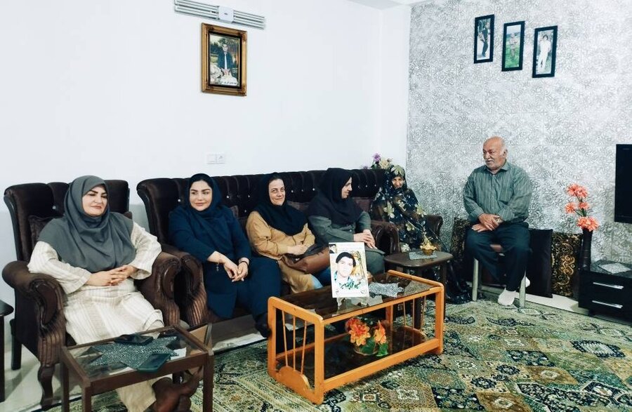 آمل| رئیس اداره بهزیستی شهرستان آمل با خانواده شهید حسین قلی پور امیر دیدار کرد 

