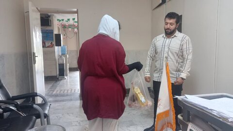 برپایی ایستگاه صلواتی و توزیع ۱۰۰ بسته مواد غذایی در بین جامعه هدف تحت پوشش بهزیستی اشتهارد