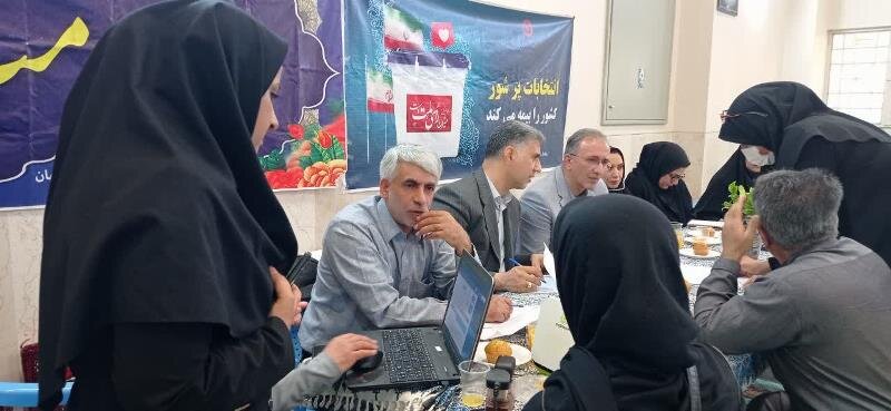 اصفهان| برپایی میز خدمت جهادی در مسجد جامع امام موسی کاظم(ع) بهارستان