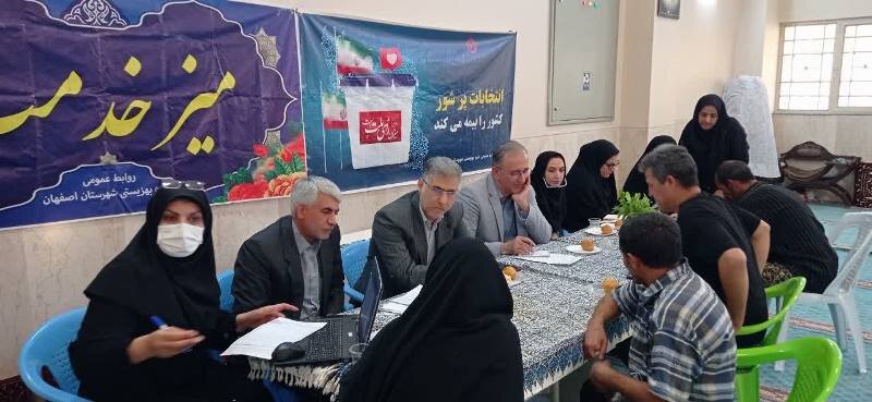 اصفهان| برپایی میز خدمت جهادی در مسجد جامع امام موسی کاظم(ع) بهارستان