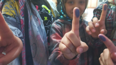 گزاش تصویری| دختران خانه های بهزیستی آذربایجان شرقی درپای صندوق های رای