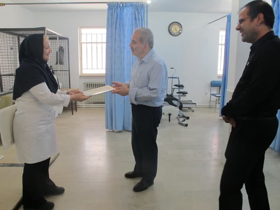 تجلیل معاون توانبخشی از ورزشکار موفق شبستری