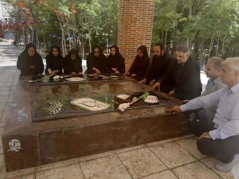 غبارروبی گلزار شهدای گمنام شهرستان در اولین روز از هفته بهزیستی
