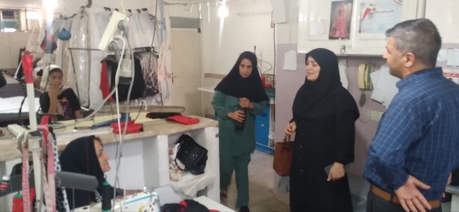 اسلامشهر | بازدید مسئولین امور توانبخشی و امور مشارکتها از کارگاه خیاطی توانخواه بهزیستی