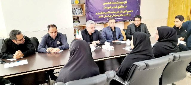 نطنز| برپایی میزخدمت در فاز دوم نشست صمیمی در مناطق کم برخوردار