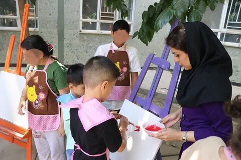 کرج | کارگاه نقاشی ویژه کودکان مقیم مراکز شبانه‌روزی برگزار شد