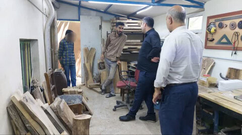 طالقان | بازدید از کارگاه ساخت مصنوعات چوبی مددجوی حوزه توانبخشی طالقانی