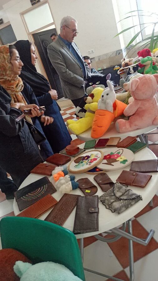 نمایشگاه ‌صنایع دستی مرکز حرفه آموزی معلولین ژیهات کامیاران
