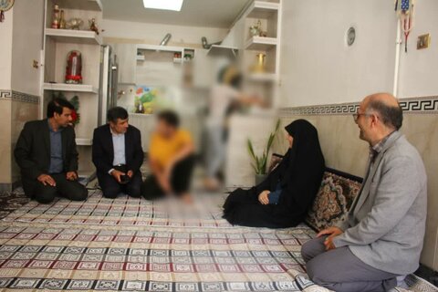 مدیر کل بهزیستی استان البرز با خانواده دارای چند فرزند معلول دیدار کرد