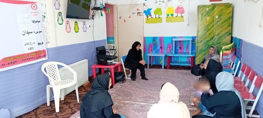طالقان | طرح آموزش زندگی خانواده برای والدین در مهد کودک باران اجرا شد