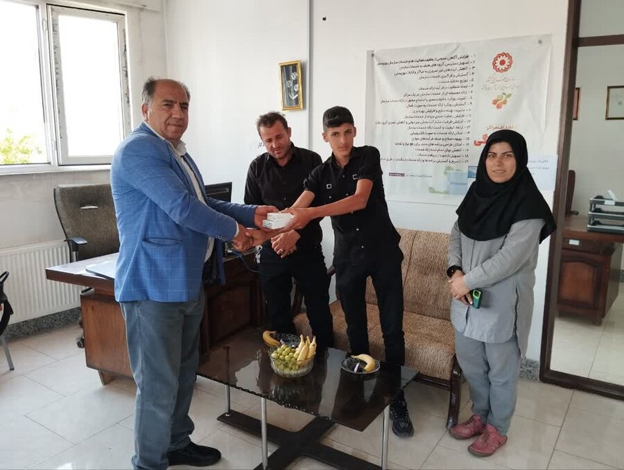 گزارش تصویری| حضور اعضای انجمن معلولین در دفتر رییس بهزیستی بستان آباد