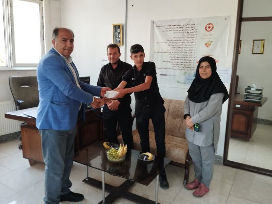 گزارش تصویری| حضور اعضای انجمن معلولین در دفتر رییس بهزیستی بستان آباد