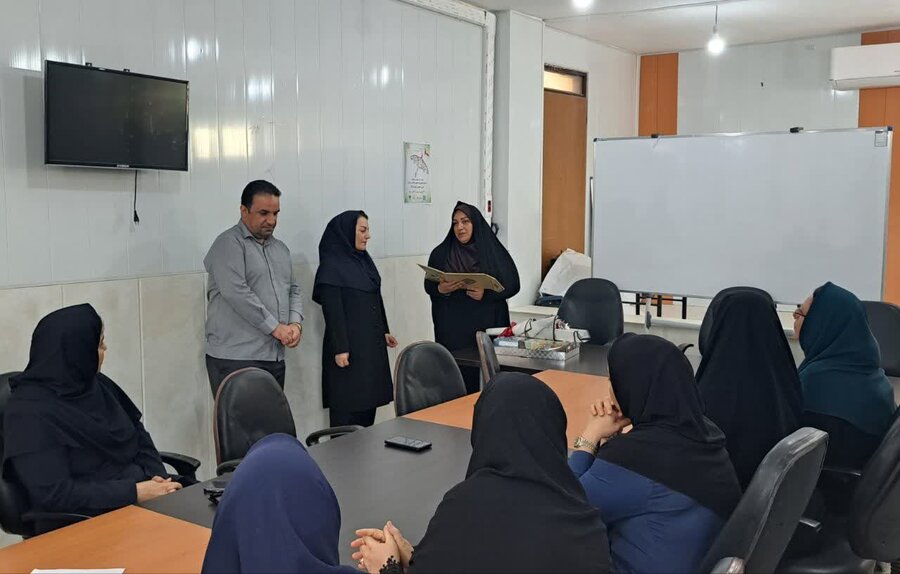 شهرستان بوشهر| دیدار مدیر بهزیستی شهرستان بوشهر با کارکنان مجتمع خدمات مشاوره ای و روانشناختی رقیه حیاتی