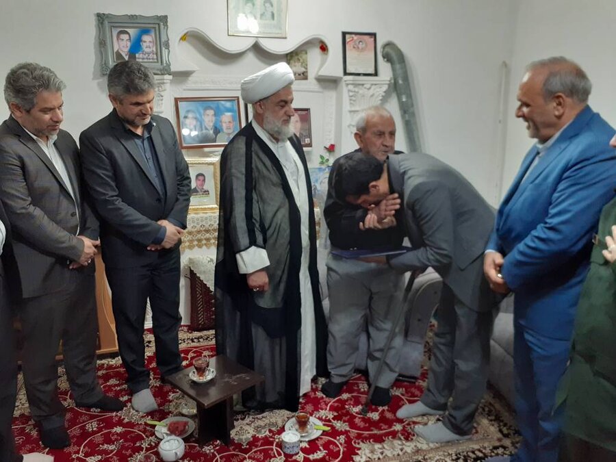 دیدار معاون وزیر و رئیس سازمان بهزیستی کشور با خانواده طلبه شهید "عیسی ذکریاپور" در املش