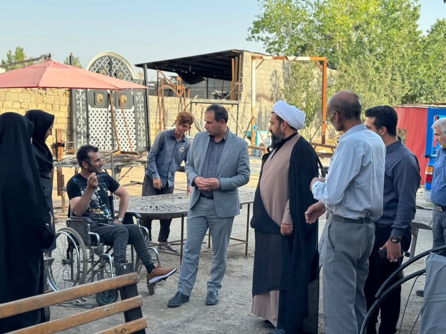 بازدید امام جمعه،فرماندار و رئیس بهزیستی از کارگاه آهنگری توانخواه ضایعه نخاعی چهارباغی