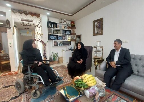 سمیرم| دیدار نماینده شهرستان با مددجوی موفق