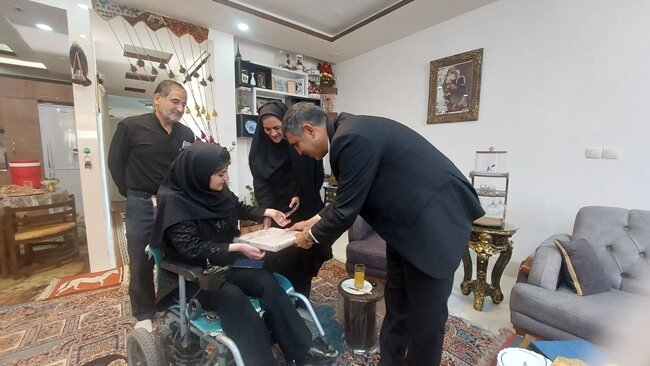 سمیرم| دیدار نماینده شهرستان با مددجوی موفق