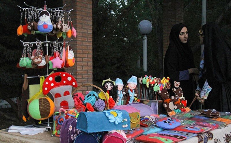 بازارچه فروش دستاوردهای بانوان سرپرست خانوار برپا شد