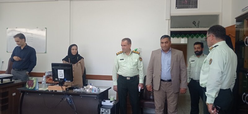 حضور فرمانده و پرسنل نیروی انتظامی کلانتری ۱۳ در بهزیستی شهرستان اصفهان