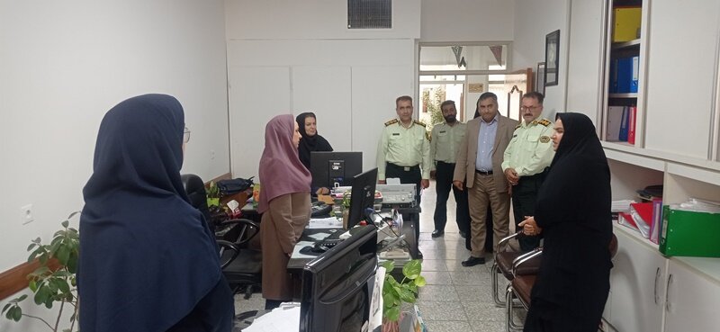 حضور فرمانده و پرسنل نیروی انتظامی کلانتری ۱۳ در بهزیستی شهرستان اصفهان