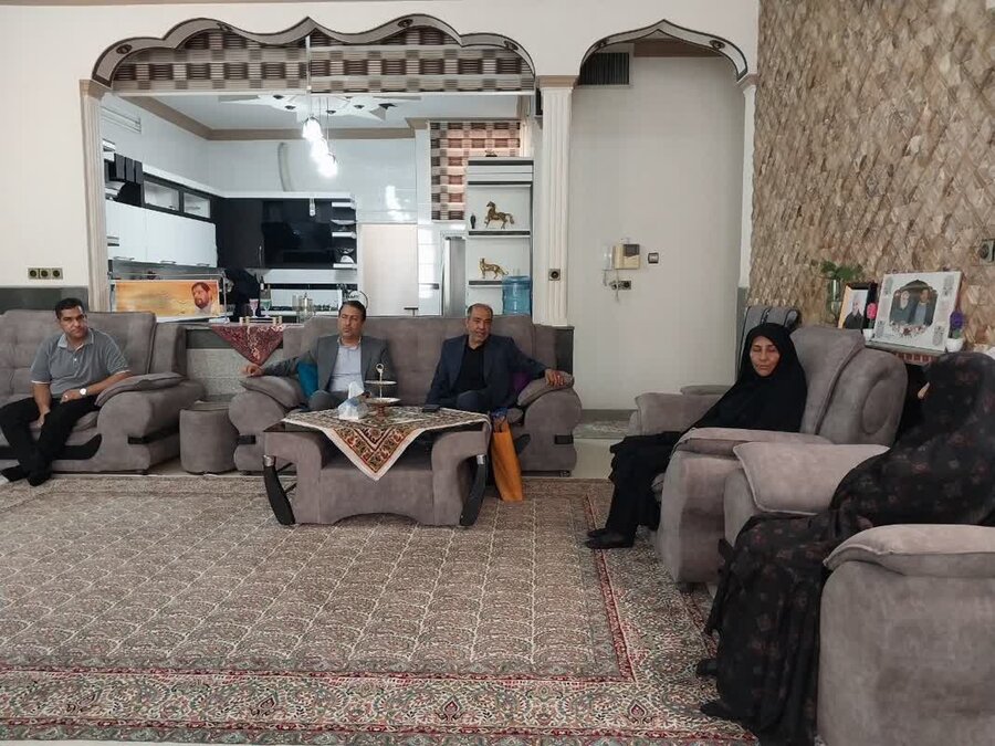 دیدار رئیس بهزیستی رفسنجان با خانواده شهید کاظمی 