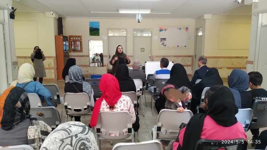 کرج |جلسه آموزشی با موضوع مهارت فرزند پروری در مدرسه استثنایی فاطمه زهرا (س) برگزار شد