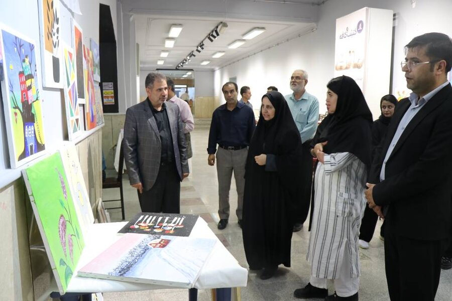 افتتاح نمایشگاه آثار هنری توانخواهان معلول تحت حمایت بهزیستی در مهاباد