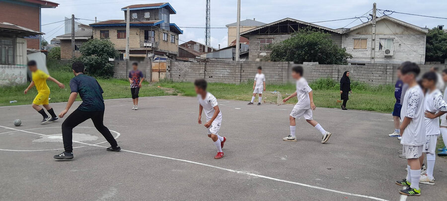 رشت | برگزاری مسابقه فوتبال گل کوچک ویژه کودکان کار و فرزندان تحت پوشش بهزیستی در محلات کم برخوردار شهرستان رشت 