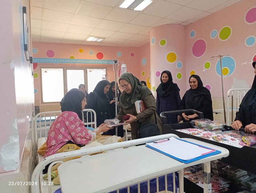 شهرستان بوشهر| عیادت جمعی از کارشناسان بهزیستی از بیماران  بستری در بخش های اطفال و اورژانس اطفال بیمارستان شهدای خلیج فارس بوشهر