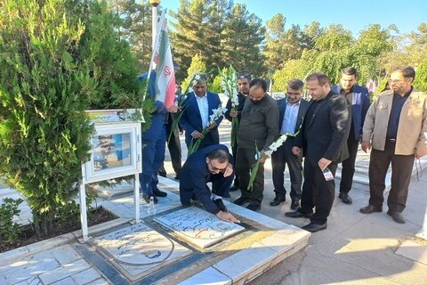 در رسانه| غبارروبی و عطرافشانی مزار شهدا مشهدمقدس