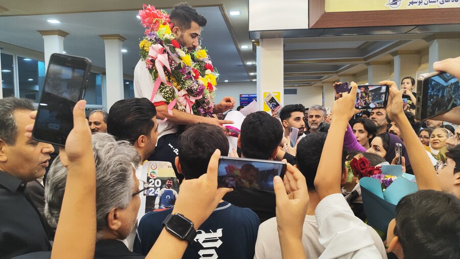 استقبال مدیر کل بهزیستی استان بوشهر از مدال‌آور پارالمپیک پاریس در فرودگاه بین المللی شهر بوشهر