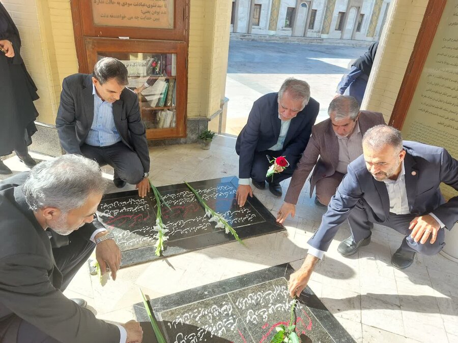 تجدید میثاق و غبار روبی مزار مطهر شهدای شهر بوشهر  به مناسبت هفته دفاع مقدس با حضور کارکنان بهزیستی