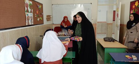 شهرقدس | در راستای پویش همه حاضر به مددجویان محصل تحت پوشش اداره بهزیستی شهرستان هدایا اهدا شد