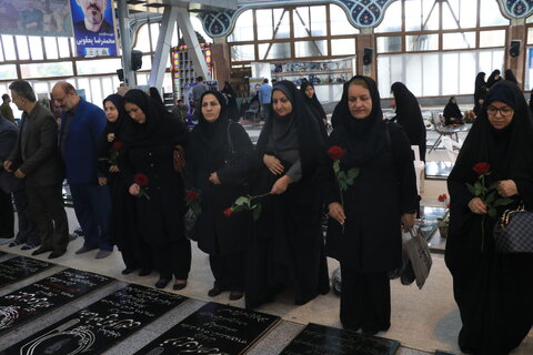 گزارش تصویری | برگزاری آئین ملی میهمانی لاله‌ها به مناسبت هفته دفاع مقدس در گلزار شهدای رشت