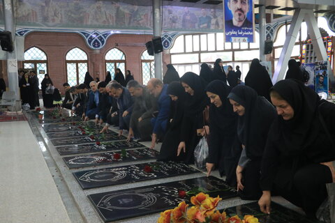 گزارش تصویری | برگزاری آئین ملی میهمانی لاله‌ها به مناسبت هفته دفاع مقدس در گلزار شهدای رشت