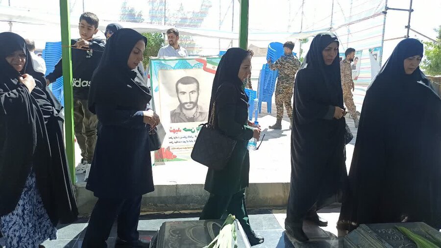 آیین مهمانی لالهها و عطر افشانی گلزار شهدای شهرستان کامیاران