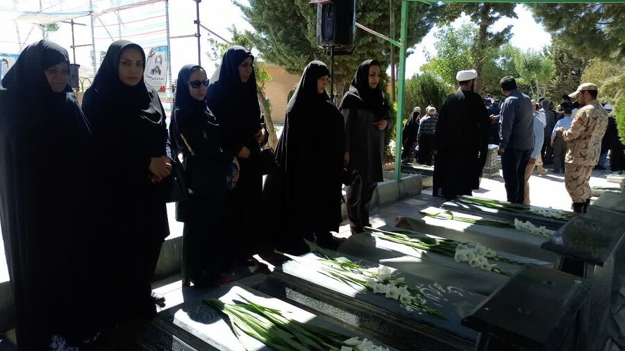 آیین مهمانی لالهها و عطر افشانی گلزار شهدای شهرستان کامیاران